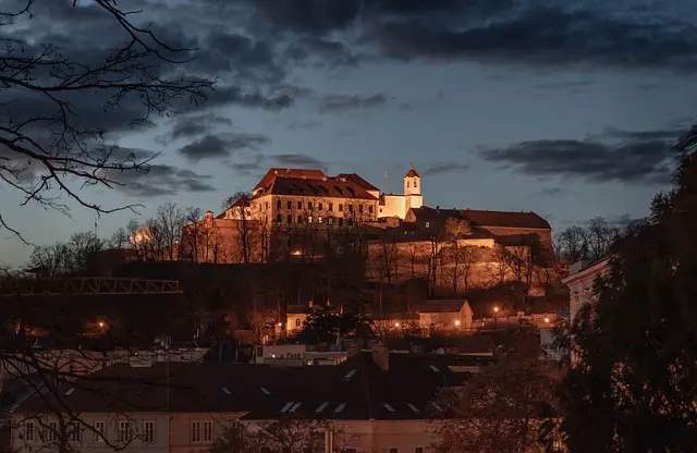 Hrad Špilberk parkování: Jak zaparkovat u brněnského hradu