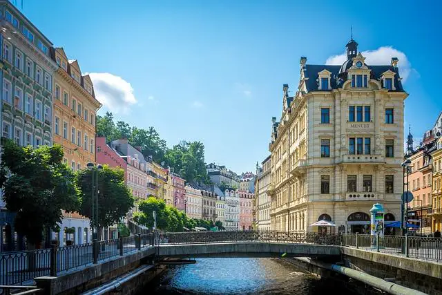 Parkování Karlovy Vary Cena: Co stojí parkování v lázeňském městě