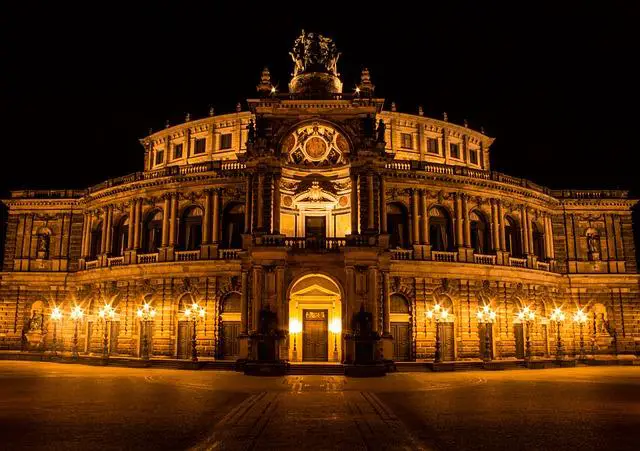 Státní opera parkování: Bezstarostné parkování u Státní opery